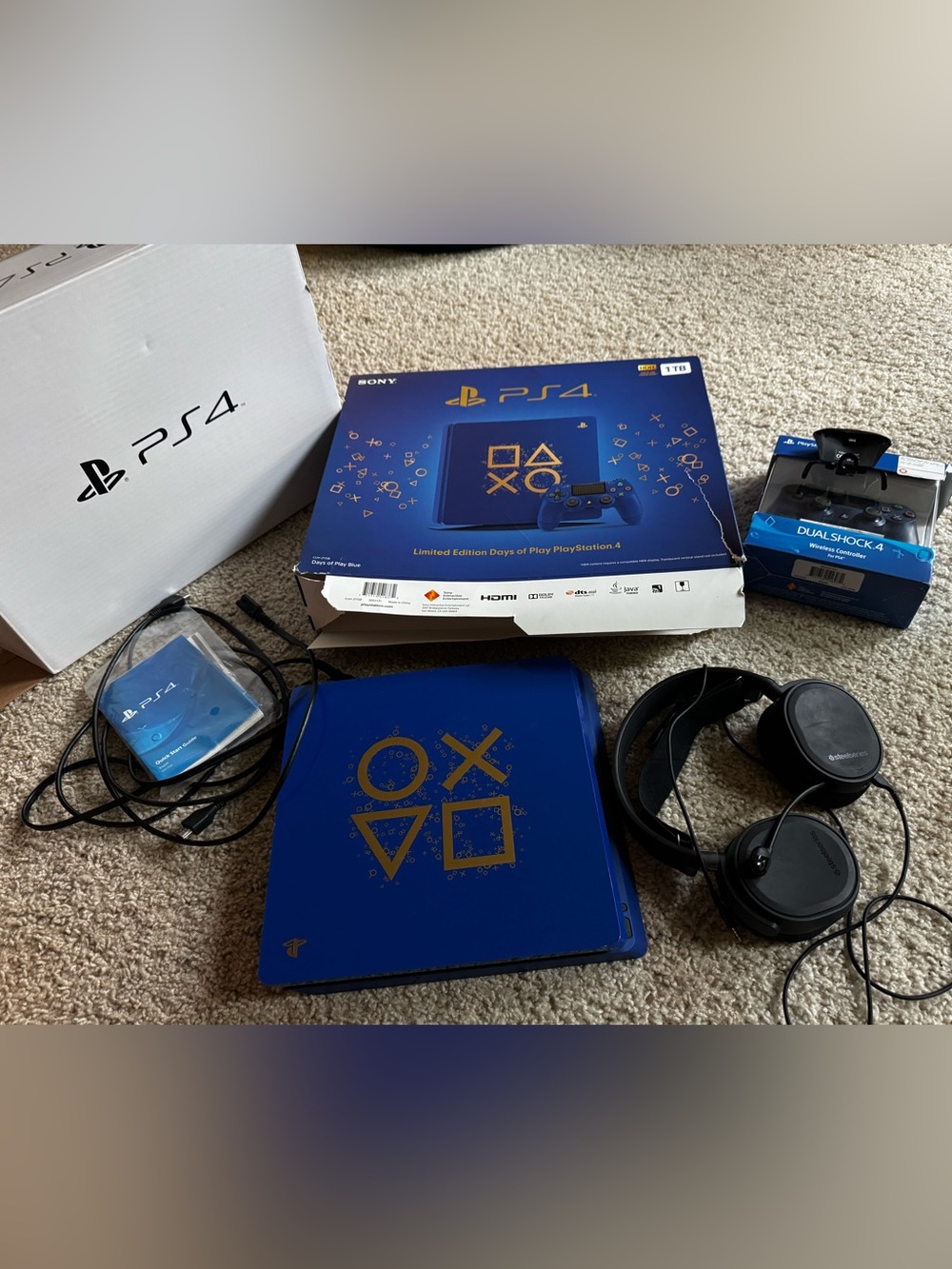 Sony PlayStation 4 Limited Edition Blue Days of Play with accessories